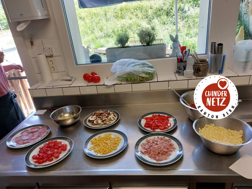 Pizza backen in Sarah's Holzofen