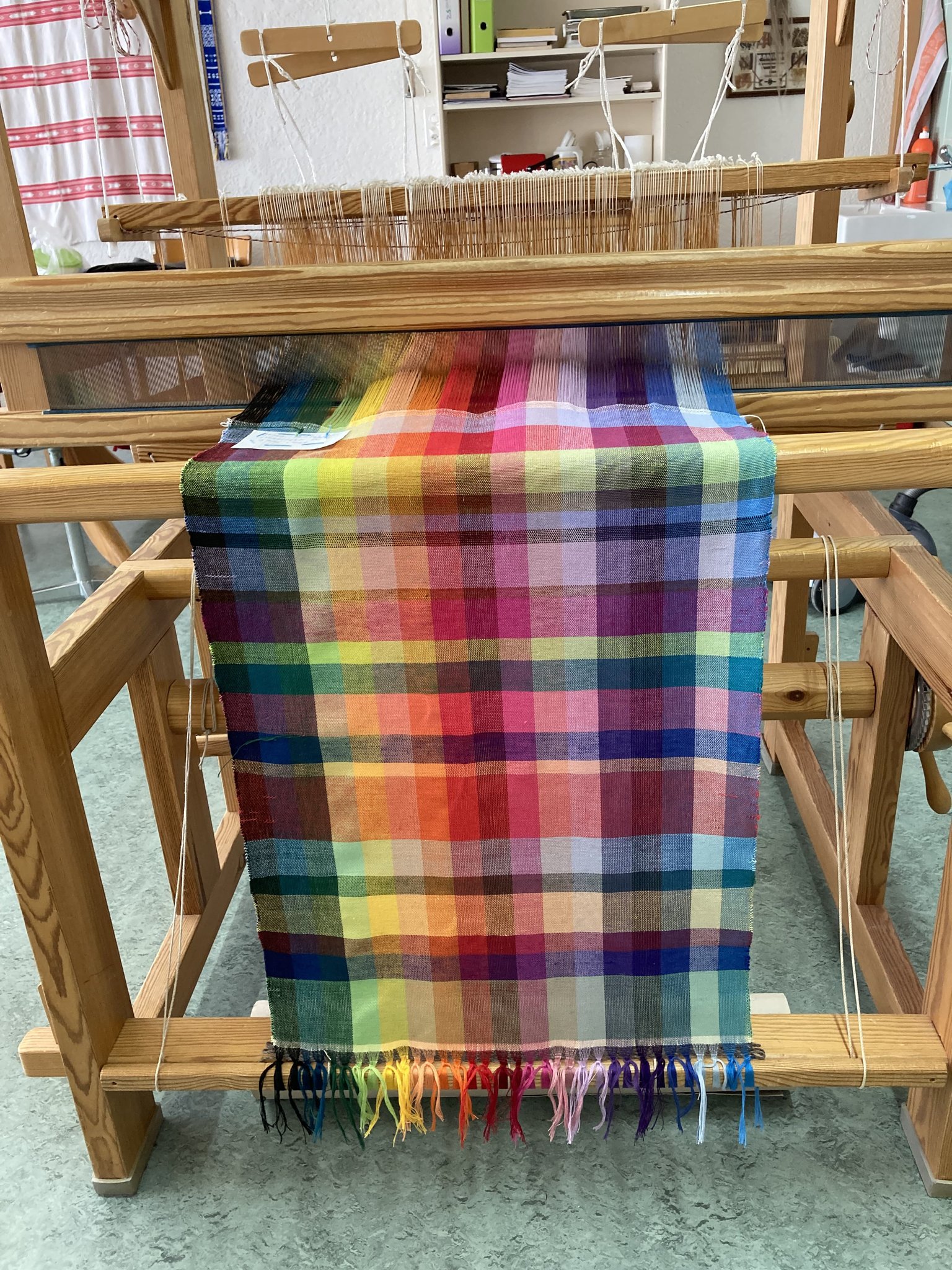 Handtuchweben auf dem grossen Webstuhl