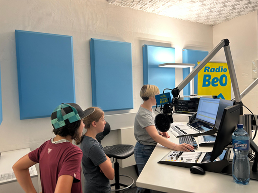 Blick hinter die Mikrophone von Radio BeO